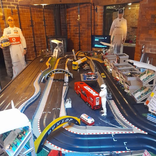 Scalextric track builder